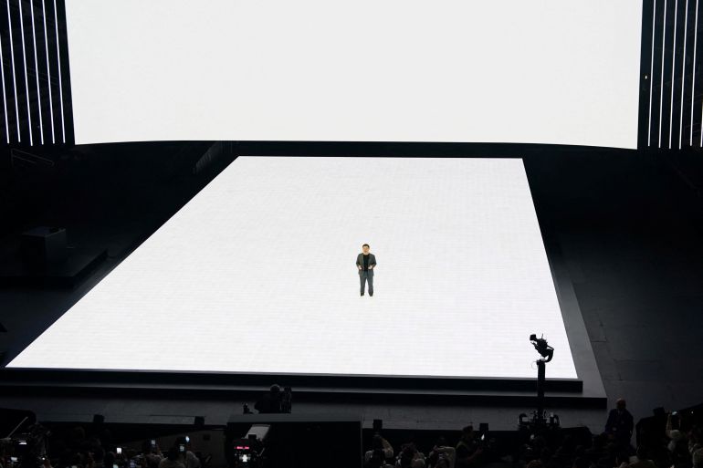 a4-1783770431 TM Roh, President & Head of MX Business, unveils Samsung’s newest Galaxy S24 smartphones offering AI functions at the Galaxy Unpacked event in San Jose, California, U.S. January 17, 2024. REUTERS/Loren Elliott