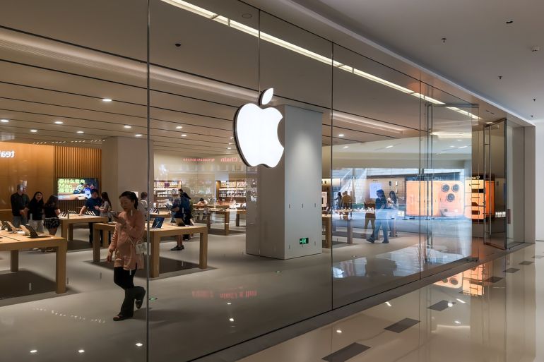 abl-1782813814-1 SHENZHEN, CHINA - JUNE 24: Customers visit an Apple retail store at a shopping mall on June 24, 2026, in Shenzhen, Guangdong Province, China. Apple continues to expand its retail presence in China as the company promotes its latest products and services in one of its most important global markets. (Photo by Cheng Xin/Getty Images)