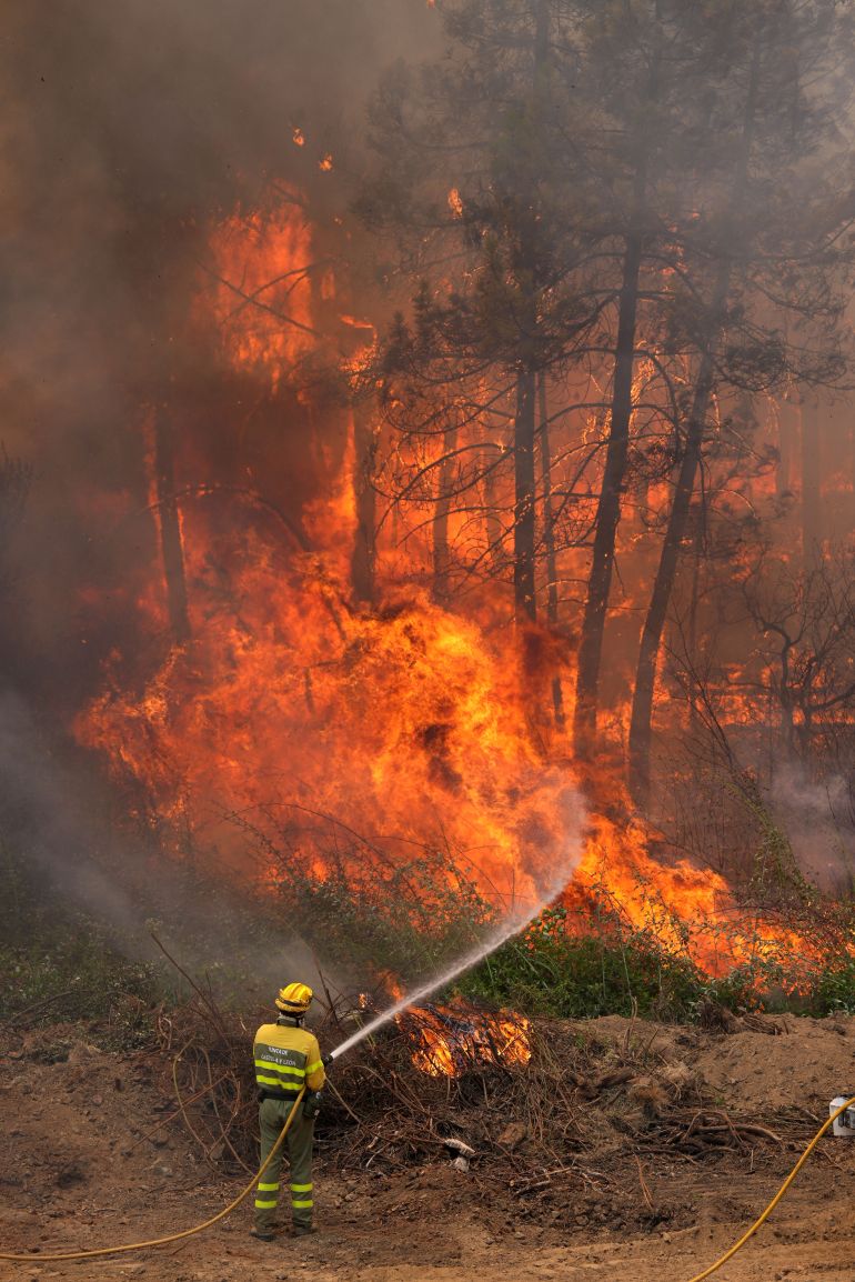 afp_6a64baa25c23-1784986274-2 Castilla-y-Leon district's firefighters battle a fire surrounding La Atalaya residential area in El Tiemblo, 80 kms west of Madrid, on July 25, 2026 amid wildfires that have burned up to 25,000 hectares.