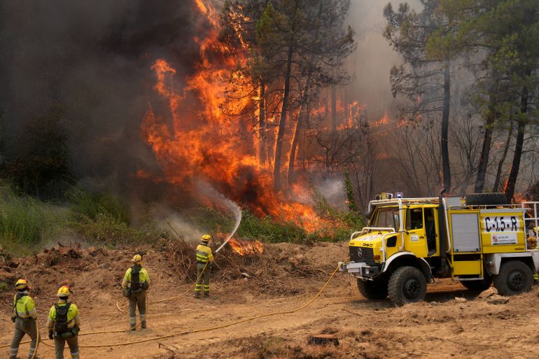 afp_6a64bc2989ad-1784986665 Castilla-y-Leon district's firefighters battle a fire surrounding La Atalaya residential area in El Tiemblo, 80 kms west of Madrid, on July 25, 2026 amid wildfires that have burned up to 25,000 hectares.