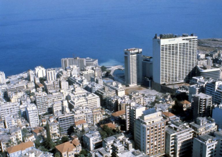 ap341968627342-1781288479 لم تعد النوافذ تطل على الأفق، بل على جدار قريب أو برج مقابل لتتراجع فرص التعرض للضوء الطبيعي