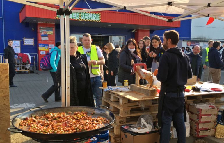 ap_6a53bd86e611c-1783872902 Spanish Paellas and ham are served for Ukrainian refugees in Przemysl, Poland, Tuesday March 15, 2022. A Spanish group of friends who call themselves "Paellas por la Paz" (Paellas for Peace) have set up their large Paella cooking pans outside a humanitarian aid distribution center close to the Ukrainian border to feed the refugees crossing over from Ukraine. (AP Photo/Gema White Ortega)