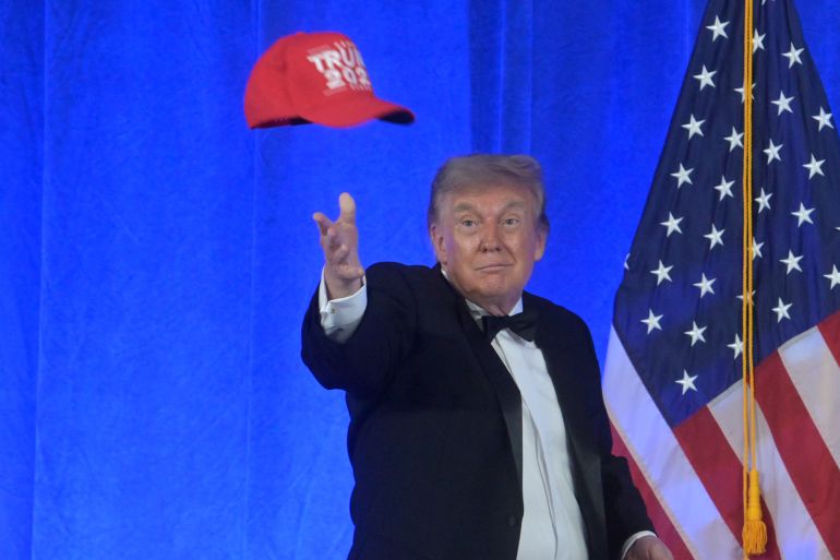 ap_6a645d2be76c3-1784962347 El presidente Donald Trump lanza una gorra con la inscripción "Trump 2028" durante la cena de la Asociación de Corresponsales de la Casa Blanca en el hotel Waldorf Astoria, el viernes 24 de julio de 2026, en Washington. (AP Foto/Rod Lamkey, Jr.)