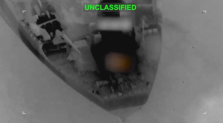 centcom-1784192394 صورة من فيديو نشرته سنتكوم لاستهداف مدخنة ناقلة النفط "بلما" بصواريخ هيلفاير في 15 يوليو/تموز الجاري (سنتكوم)