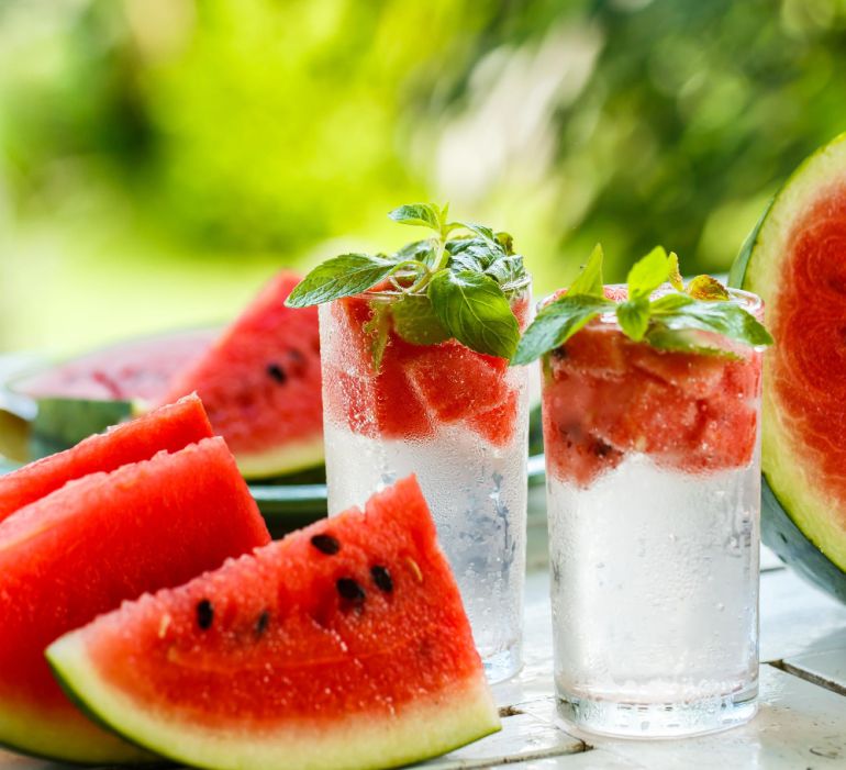 detox-water-with-watermelon-and-mint كوب واحد من البطيخ يحتوي على أقل من غرام واحد من الألياف