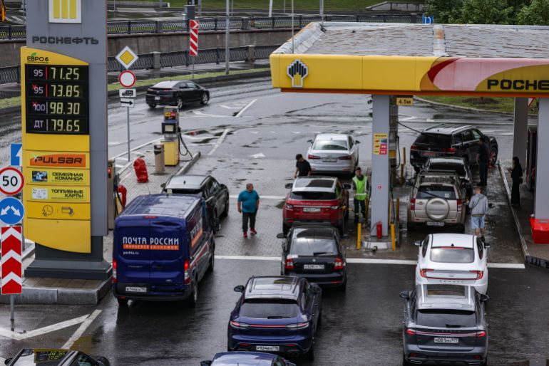epa_6a5bc53721c0-1784399159 epa13100371 Cars line up at a Rosneft gas station in Moscow, Russia, 09 July 2026. A fuel crisis in Russia, caused by attacks on refineries, has led to shortages in more than half of the regions and a sharp rise in prices at gas stations. The government has imposed a complete ban on fuel exports and permitted the circulation of Euro-3 gasoline. Gasoline prices in Russia increased by 2.11 percent from 30 June to 06 July, while diesel fuel prices increased by 3.35 percent, according to Rosstat. EPA/SERGEI ILNITSKY