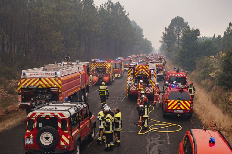 epa_6a64bbc2b125-1784986562 epa13131832 Dozens of firefighters set up their equipment on a support line between the villages of Lacanau and Saint-Helene in the Bordeaux region, southwestern France, 25 July 2026. French Interior Minister Laurent Nunez confirmed that around 40,000 people are being evacuated from the Cap Ferret peninsula due to the wildfires following a total evacuation order issued by authorities for the southwestern region. EPA/Astrid Lagougne