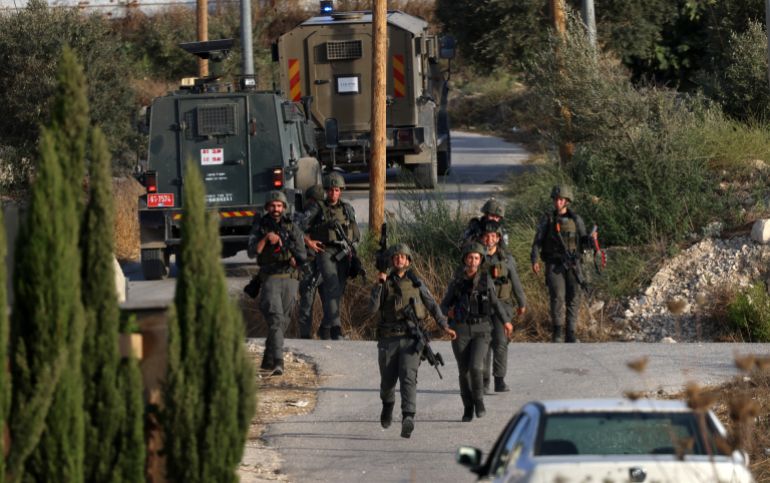 epa_6a6667897d92-1785096073 epa13132614 Israeli army takes position against Palestinians going after Israeli settlers, some armed, making their way at the West Bank village of Sara near Nablus, 25 July 2026. According to the Palestinian Red Crescent Society (PRCS), at least 30 Palestinians were wounded by tear gas from Israeli troops during clashes between Palestinians and settlers. EPA/ALAA BADARNEH