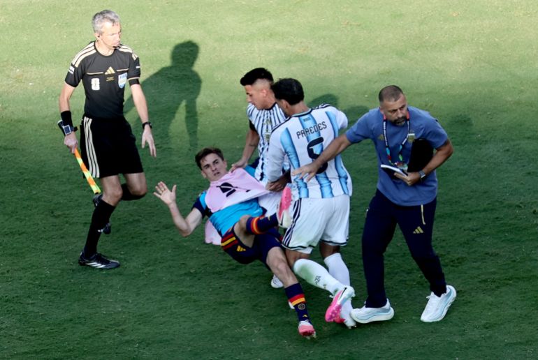 epa_6a6a3f6f6a17-1785347951 epa13121613 Gavi (C) of Spain clashes with Nahuel Molina and Leandro Paredes of Argentina after the end of the FIFA World Cup 2026 final match Spain against Argentina, in New Jersey, USA, 19 July 2026. EPA/RONALD WITTEK