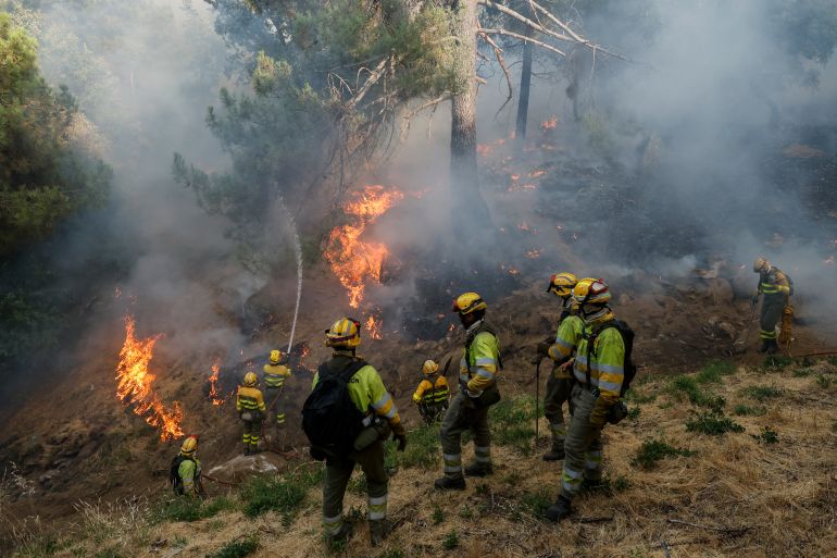 getty_6a6629788d-1785080184-1 EL TIEMBLO, SPAIN - JULY 25: Firefighters work on a firebreak to battle a wildfire next to La Atalaya neighborhood on July 25, 2026 in El Tiemblo, Madrid, Spain. The Spanish interior minister declared a state of emergency as more than 11,500 people were forced to evacuate their homes to wildfires across the country. (Photo by Pablo Blazquez Dominguez/Getty Images)