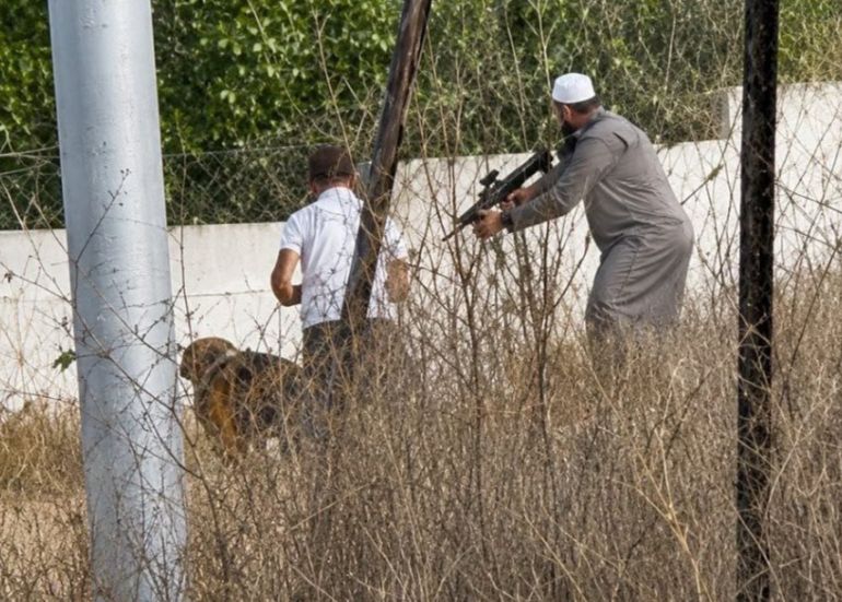 الفلسطيني فاروق رمضان (يمين) تمكن من انتزاع سلاح أحد المستوطنين ثم قضى شهيدا برصاص الاحتلال
