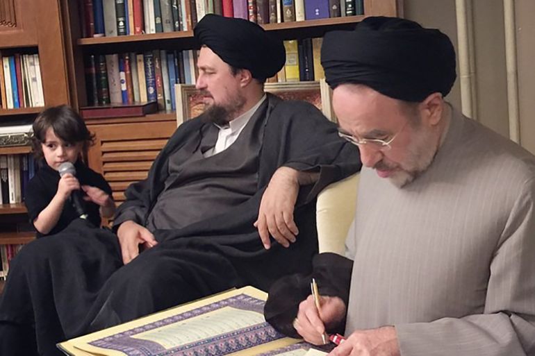 iran9-1770742401 محمد خاتمي (يمين) وحسن الخميني حفيد الخميني الذي يحمل أفكارا إصلاحية
