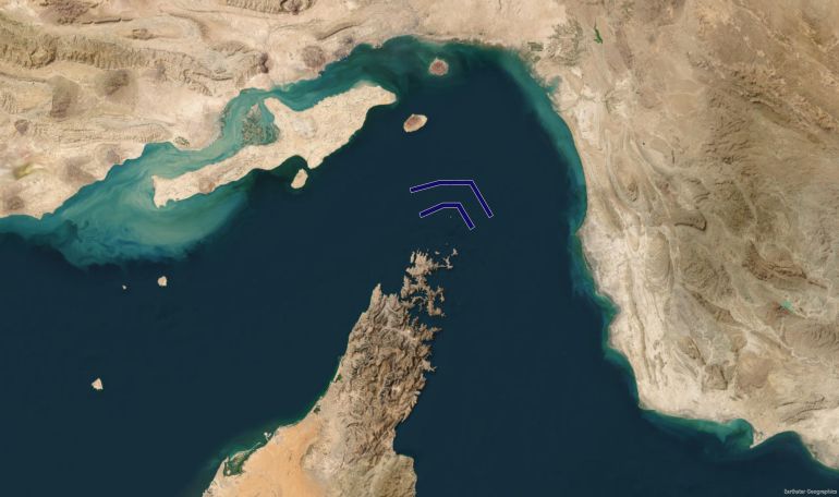 المسار الملاحي القديم للعبور وهو يتوسط مضيق هرمز ويتوسط المسارات الثلاث (الجزيرة-إيزري)