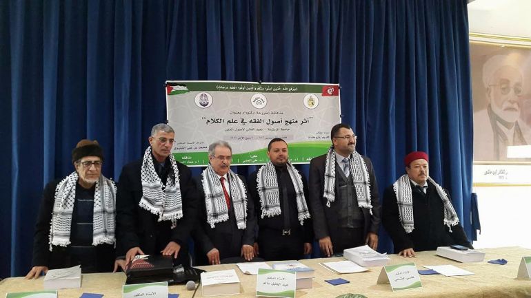 المواطن الفلسطيني مقداد (الثالث من اليمين) مع زملائه من إندونيسيا خلال جلسة مناقشة الدكتوراه له في تونس