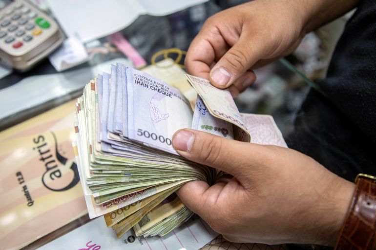 pic-5614-1724947345 REFILE - CORRECTING TYPO A salesman counts money in Tajrish Bazaar, Tehran, Iran August 1, 2019. Nazanin Tabatabaee/WANA (West Asia News Agency) via REUTERS ATTENTION EDITORS - THIS IMAGE HAS BEEN SUPPLIED BY A THIRD PARTY