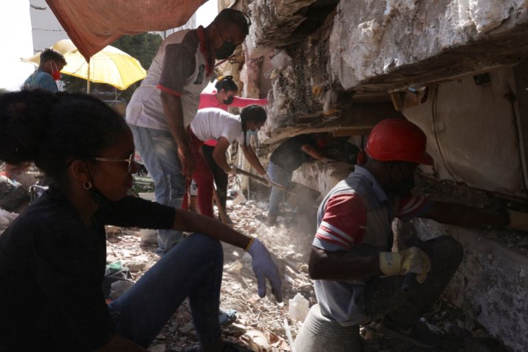 reuters_6a5ba915-1784391957 Members of the Acevedo and La Rosa families search for and recover their loved ones from beneath the rubble in the aftermath of the June 24 earthquakes in La Guaira, Venezuela, July 17, 2026. REUTERS/Gaby Oraa