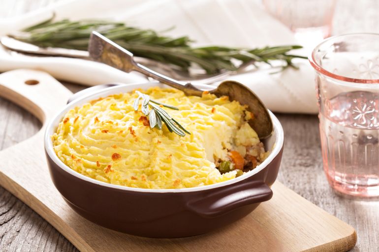 sheperd39s-pie-1783873587 فطيرة الراعي الإنجليزية طبق تقليدي يصنع من اللحم المفروم والبصل والجزر ويغطى بطبقة من البطاطس