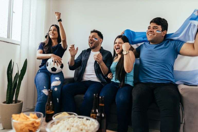 shutterstock_2208032335-1780840293 المشاهدة الجماعية تسهم في تعزيز الروابط الأسرية من خلال مشاركة اللحظات العاطفية مع الآخرين