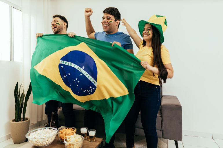 shutterstock_2209697279-1780840545 الهوية الرياضية تجعل المشجع يشعر بأن فريقه جزء من هويته فيتأثر بالفوز والخسارة بدرجات مختلفة