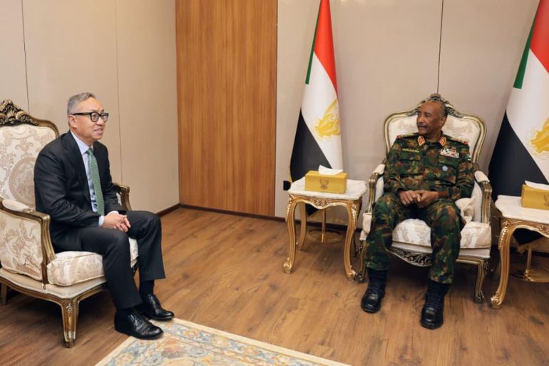 لقاء البرهان مع المبعوث الأممي المصدر:مجلس السيادة الإنتقالي - السودان
