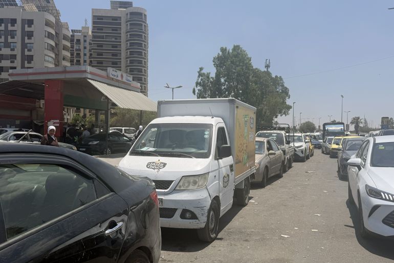 syr-2-1783354485 طابور من السيارات أمام محطة للوقود في العاصمة دمشق (سوريا الآن)