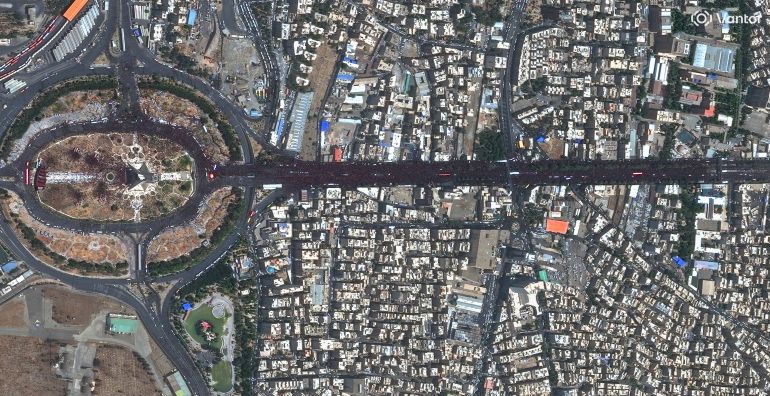 wv2-1783404603 صور أقمار صناعية تظهر مشيعين في ميدان آزادي وعلى طول شارع آزادي بطهران في 6 يوليو/تموز الجاري (فانتور).
