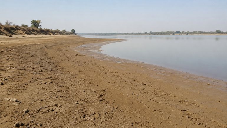 الانحسار الحالي لنهر النيل في السودان دفع للتساؤل عن دور سد النهضة (الجزيرة - مولدة بالذكاء الاصطناعي)