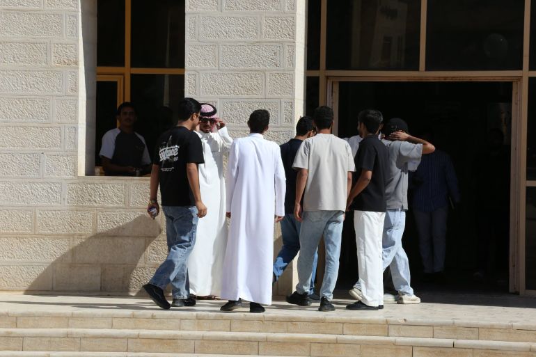 طلبة من جامعة الحسين بن طلال في محافظة معان جنوب الأردن