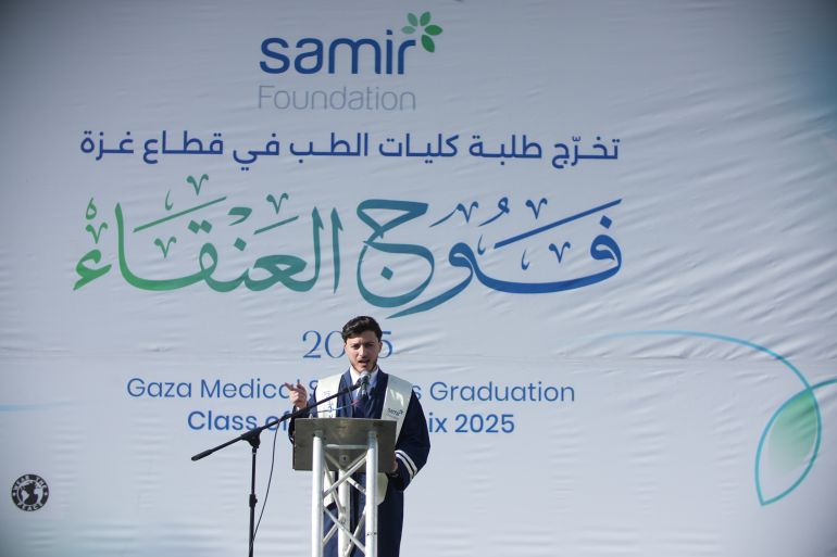 11-1787899965 -12- فلسطين-غزة-ساحة مستشفى الشفاء- التاريخ 3 يناير 2026- مصدر الصورة: عز الدين لولو- غير خاصة بالجزيرة نت- عز الدين لولو يتحدث في حفل تخرجه من كلية الطب في الجامعة الإسلامية- وتم تمويل وتنظيم الحفل من قبل مؤسسة سمير وضم طلاب كليتي الطب بجامعتي الاسلامية والأزهر.