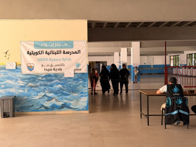 النازحون لا يريدون البقاء في المدارس لكنهم لا يجدون مكانًا آخر يذهبون إليه