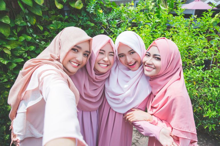 2-92 تطيل العمر وتلبي حاجتك للتعلق وتحميك من أزمات نفسية.. تعرف على علاجات الصداقة وكيف تكونها؟