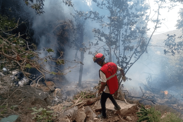 2026-08-19t162830z-1787177179 كينيا A rescue official works at the site of a tourist helicopter crash that caused multiple casualties, according to the police, in Samburu County, Kenya, August 19, 2026. Kenya Red Cross/Handout via REUTERS THIS IMAGE HAS BEEN SUPPLIED BY A THIRD PARTY. NO RESALES. NO ARCHIVES. MANDATORY CREDIT.