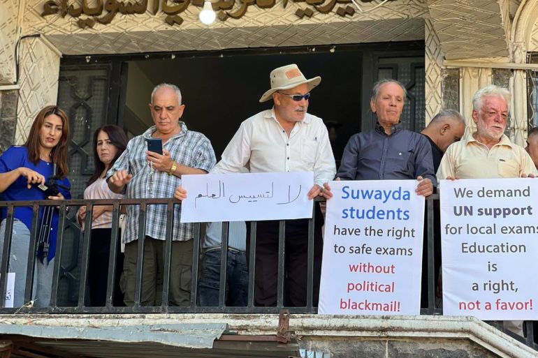 مظاهرة لطلاب وأهالي المحافظة للمطالبة بدورة امتحانية استثنائية المصدر السويداء برس على فيسبوك