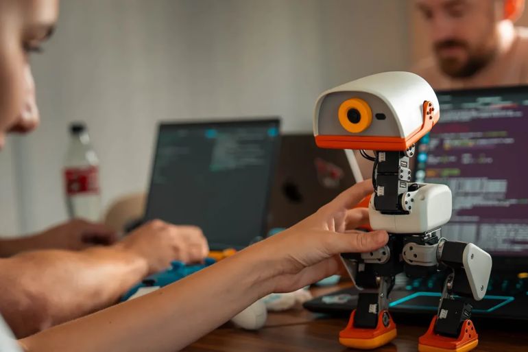 2microduck-robot-1788087680 الروبوت يستطيع تنفيذ حركات متعددة، بينها المشي والقرفصة والجلوس والتقاط أجسام صغيرة والتعافي من السقوط