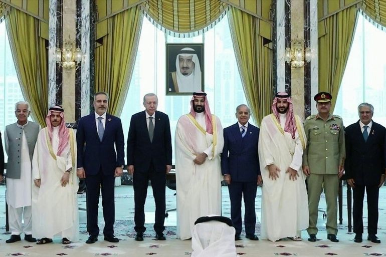 35-1786101021 توقيع اتفاقية الدفاع بين باكستان وتركيا والسعودية في مكة من شاشة الجزيرة