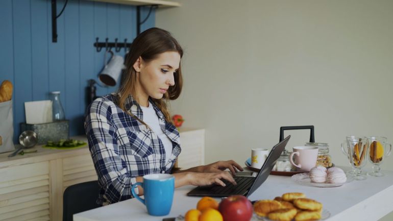 36697446-1786988292 بعض الموظفين يستطيعون التحكم نسبيا في مكان عملهم وساعاته حتى وإن ظلت الرسائل تلاحقهم