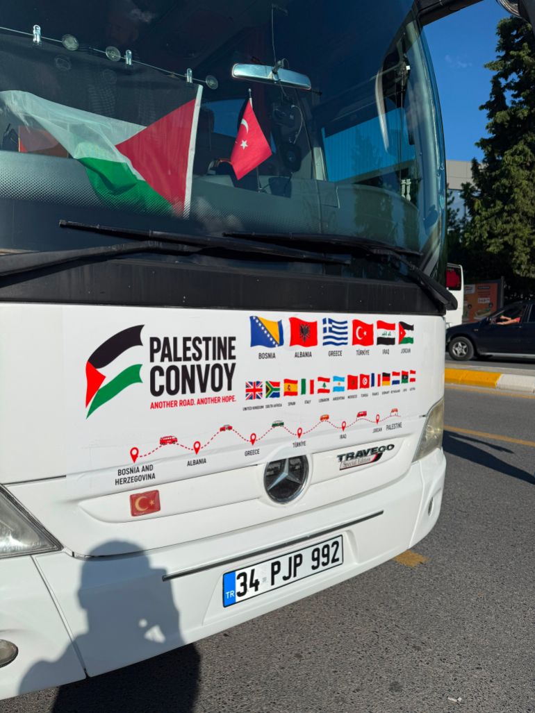 3864846ghfb-1785827742 إحدى حافلات قافلة فلسطين وعليها المسار الذي تسلكه من البوسنة والهرسك حتى فلسطين