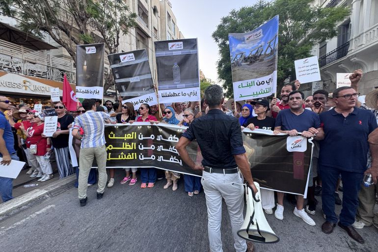 4-1787261929 المتظاهرون التونسيون عبّروا عن تمسكهم بالديمقراطية و الحرية