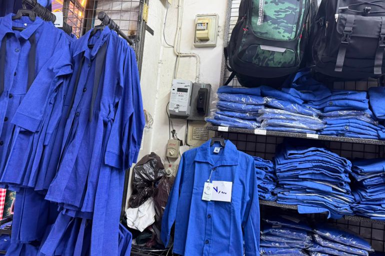 مريول الطالبات في المرحلة الابتدائية كان يأتي بصورة أساسية بتصميمين "السحب" و"الكسرات"