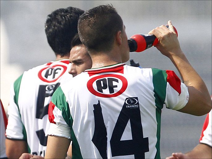4501e958-0724-4148-8ffb-577be7293646 On this January 4, 2014 picture taken in Santiago, players of the CD Palestino first division football club wear new jerseys, in which the number one was replaced with a 1948 Palestine map. This map, which therefore includes the current state of Israel without specifying its borders, caused controversy in the Jewish community in Chile. AFP PHOTO/STR