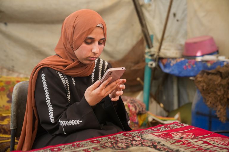 54-2-1787049139 آلاء من الطالبات المتفوقات قبل الحرب وحققت معدلا بلغ 90% في الصف الحادي عشر