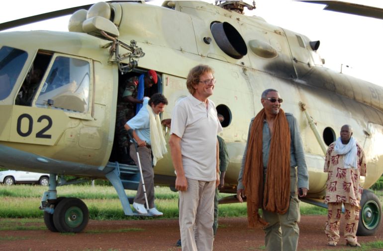 5646-1786984857 المصطفى الشافعي Hostage Negotiator Moustapha Chafi of Mauritania (2nR) poses with Roque Pasqual (2ndL) and Albert Vilalta (backL), two hostages released by Al-Qaeda's North African wing after nine months in captivity in Mali, as they arrive at the military airport in Ouagadougou on August 23, 2010. Chafi, a top businessman and a prominent critic of Mauritanian President Mohamed Ould Abdel Aziz denounced on December 30, 2011 an arrest warrant issued against him for supporting terror groups. Chafi told AFP he was preparing to sue President Abdel Aziz for defamation, while the country's opposition also condemned the warrant against him as outrageous. AFP PHOTO/ AHMED OUOBA (Photo by AHMED OUOBA / AFP)