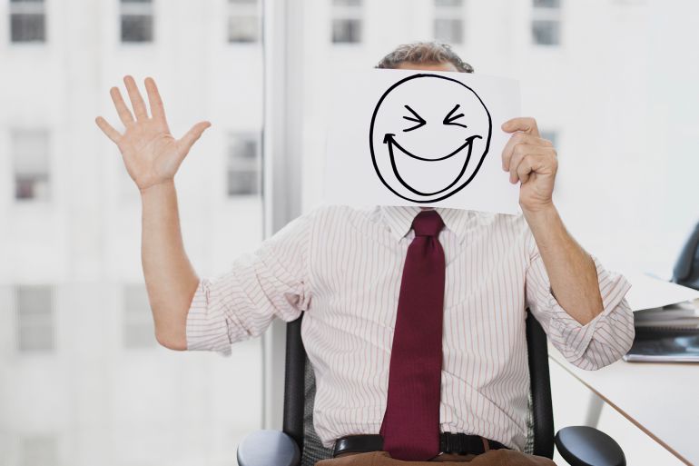 يأتي الضحك العصبي في بعض المواقف كأحد أشكال تنظيم الانفعال وتخفيف التوتر