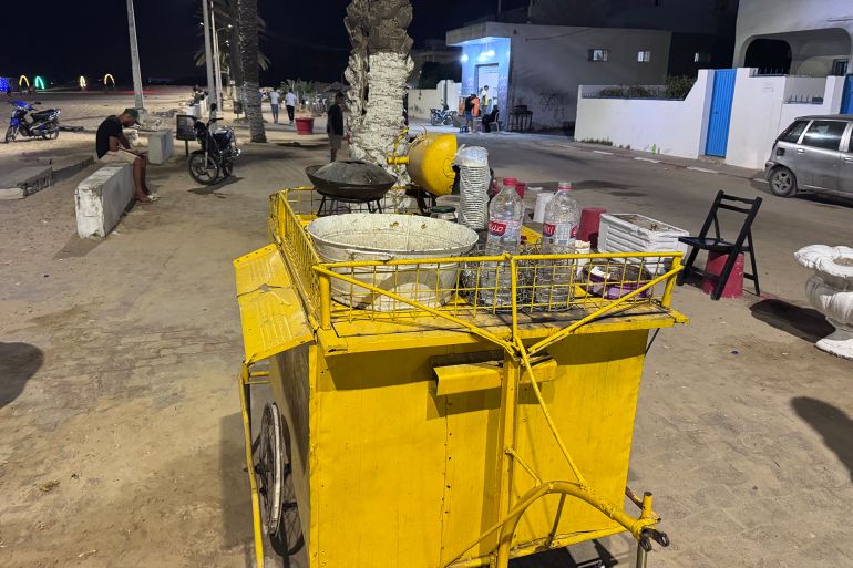 67906-1787579862 زهير اختار ان يبيع الشاي على الشاطئ ليوفر حاجياته ويمول فنه