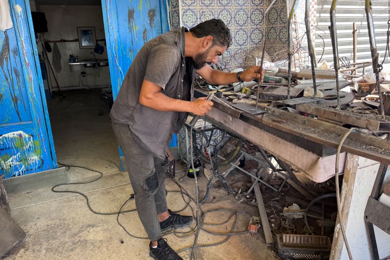 6798056-1787579856 رغم الصعوبات قرر زهير التمسك بفنه و البحث عن سبل اخرى للمحافظة عليه
