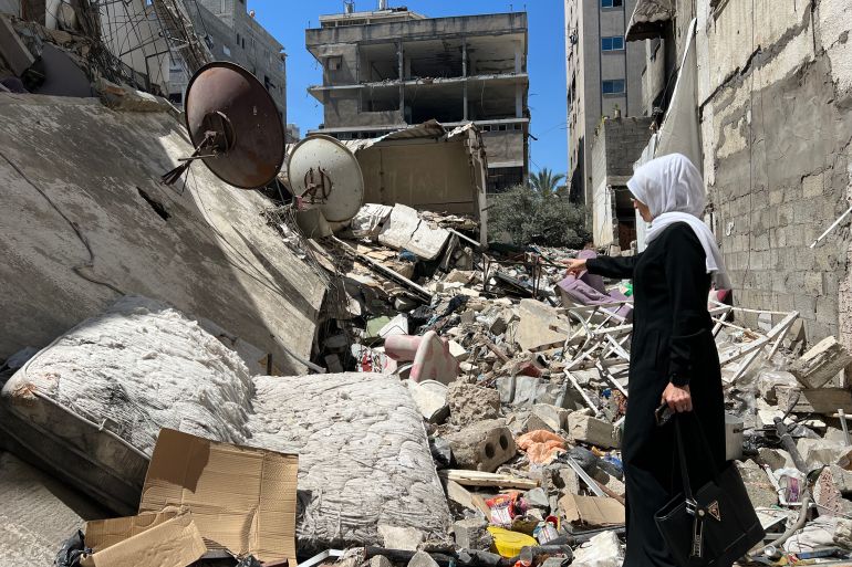 7-1787899956 فلسطين-غزة-تصوير ياسر البنا-خاص بالجزيرة نت-5 يوليو تموز 2026- المنزل الذي كان يأوي عائلة لولو وتعرض للقصف في 13 نوفمبر 2023، واسفر عن استشهاد اكثر من 20 شخصا، وما زال جسد سمير لولو والد الطبيب عز الدين متواجدا أسفل ركام المنزل مع بقية العائلة- السيدة الظاهرة في الصورة هي والدة الطبيب عز الدين لولو، واسمها السيدة هنادي سكيك.