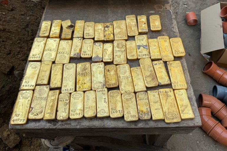 7807-1786982006 لم يكن الطالب كوبي فيليبس، الذي يعمل بدوام جزئي في البناء، يتوقع أن تقوده أعمال ترميم عادية في مبنى قديم ببلجيكا إلى كنز تقدَّر قيمته بنحو 9 ملايين يورو @Facebook/Dendermonde Local Police