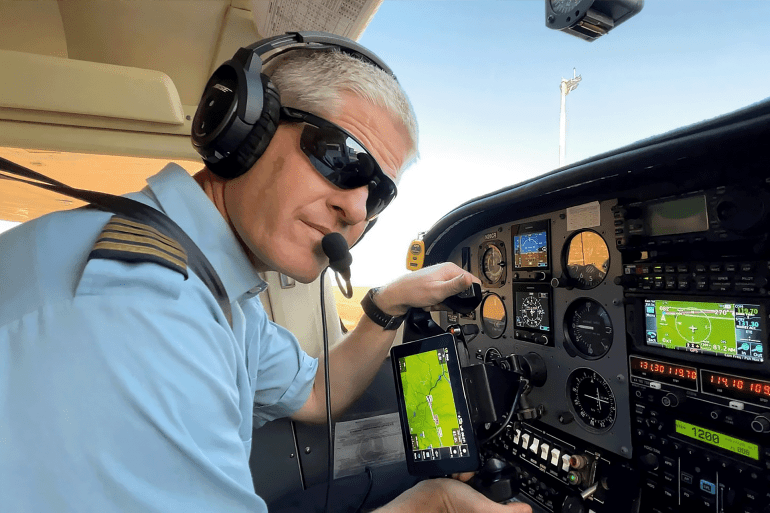 84562-1786745800-1 الطيار كيفن رايدوت Kevin Rideout is seen during preflight checks in preparation for a flight from Niamy to Maradi, Niger in December 2022. المصدر: حساب صحيفة ABC News @ABC على إكس https://x.com/ABC/status/2088348445497053390?s=20