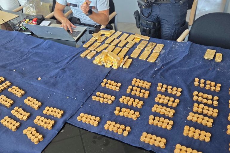 890-1786982436 لم يكن الطالب كوبي فيليبس، الذي يعمل بدوام جزئي في البناء، يتوقع أن تقوده أعمال ترميم عادية في مبنى قديم ببلجيكا إلى كنز تقدَّر قيمته بنحو 9 ملايين يورو @Facebook/Dendermonde Local Police