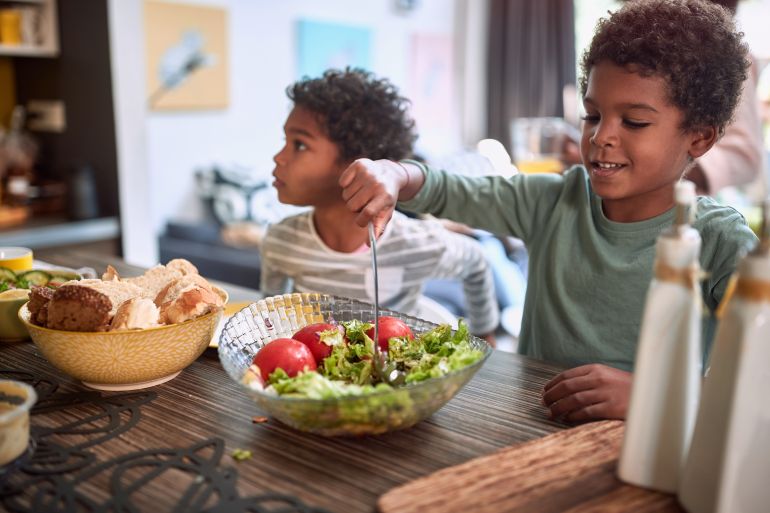 adobestock_344470133-1787837959 afro-american kids eating healthy food together. brother and sister. togetherness concept, sharing meal المصدر: أدوبي ستوك